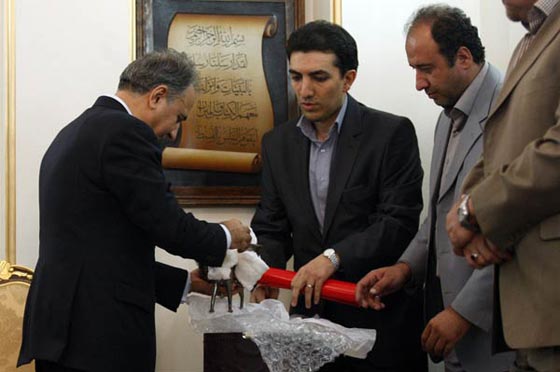 فضيحة أمريكية.. واشنطن تهدي طهران (طائر الغريفين) المزيف صورة رقم 1 فضيحة أمريكية.. واشنطن تهدي طهران (طائر الغريفين) المزيف صورة رقم 1