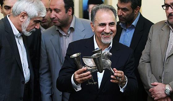 فضيحة أمريكية.. واشنطن تهدي طهران (طائر الغريفين) المزيف صورة رقم 5 فضيحة أمريكية.. واشنطن تهدي طهران (طائر الغريفين) المزيف صورة رقم 5