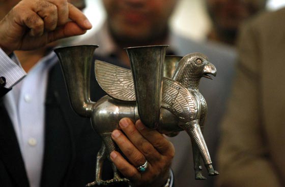 فضيحة أمريكية.. واشنطن تهدي طهران (طائر الغريفين) المزيف صورة رقم 6 فضيحة أمريكية.. واشنطن تهدي طهران (طائر الغريفين) المزيف صورة رقم 6