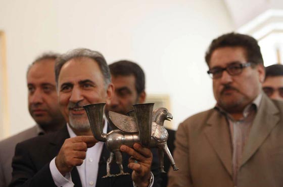 فضيحة أمريكية.. واشنطن تهدي طهران (طائر الغريفين) المزيف صورة رقم 7 فضيحة أمريكية.. واشنطن تهدي طهران (طائر الغريفين) المزيف صورة رقم 7