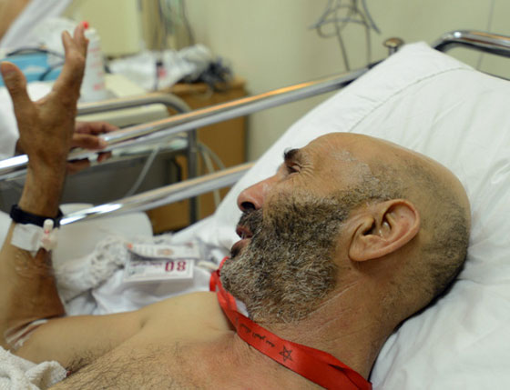 دموع الفرح تهمي من عيني حاج مغربي.. رغم المصيبة صورة رقم 2 دموع الفرح تهمي من عيني حاج مغربي.. رغم المصيبة صورة رقم 2