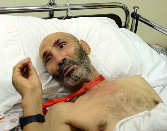 دموع الفرح تهمي من عيني حاج مغربي.. رغم المصيبة صورة رقم 3 دموع الفرح تهمي من عيني حاج مغربي.. رغم المصيبة صورة رقم 3