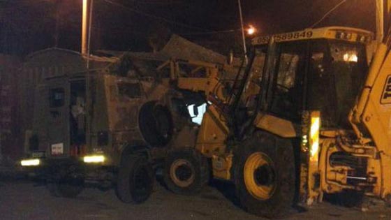 هجوم فلسطيني على معسكر اسرائيلي.. بالجرافة صورة رقم 2 هجوم فلسطيني على معسكر اسرائيلي.. بالجرافة صورة رقم 2