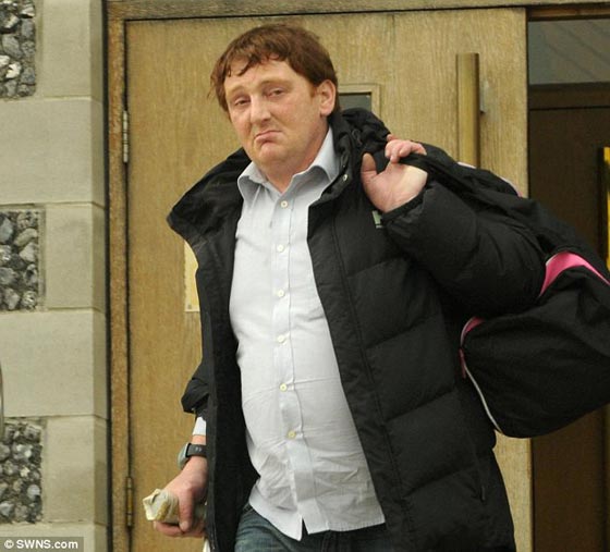  سجن رجل عضّ قضيب جاره خلال شجار بينهما بسبب الموسيقى صورة رقم 1