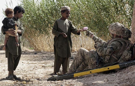 جندي بريطاني يوثق حياة الجنود في أفغانستان بمعرض صور صورة رقم 2 جندي بريطاني يوثق حياة الجنود في أفغانستان بمعرض صور صورة رقم 2