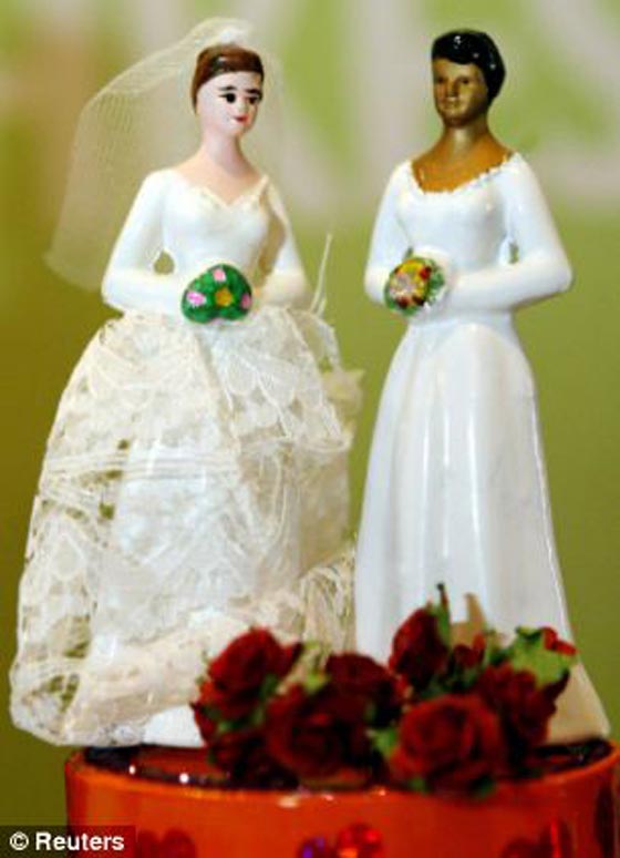 طرد معلمة مدرسة كاثوليكية شاذة بشكل فاحش تزوجت من عشيقتها السحاقية صورة رقم 2 طرد معلمة مدرسة كاثوليكية شاذة بشكل فاحش تزوجت من عشيقتها السحاقية صورة رقم 2