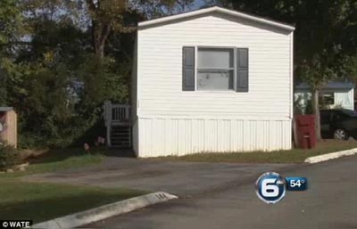 زوجان يجبران بناتهما على ممارسة الرذيلة مع رجال مقابل المال صورة رقم 3