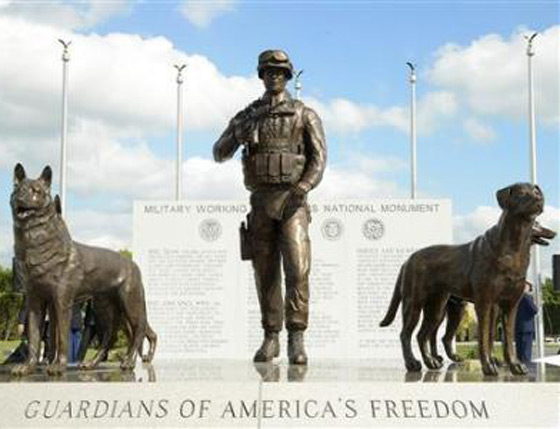 امريكا تدشن أول نصب تذكاري للكلاب الوطنية وحراس الحرية! صورة رقم 5
