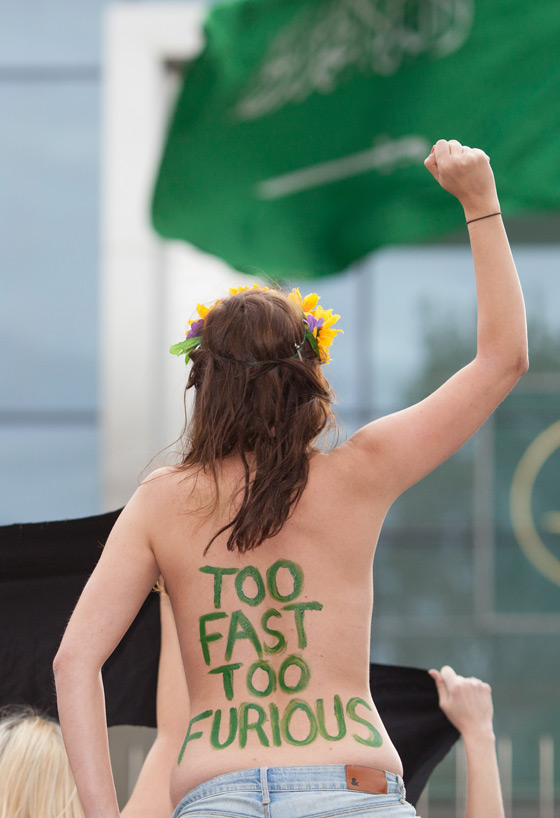 عاريات الصدر امام السفارة السعودية في برلين صورة رقم 1 عاريات الصدر امام السفارة السعودية في برلين صورة رقم 1