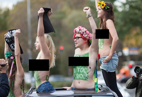 عاريات الصدر امام السفارة السعودية في برلين صورة رقم 2 عاريات الصدر امام السفارة السعودية في برلين صورة رقم 2