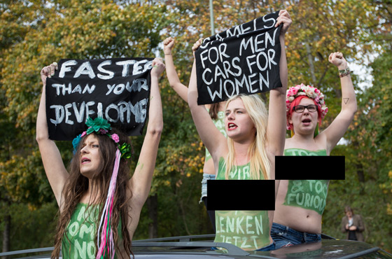 عاريات الصدر امام السفارة السعودية في برلين صورة رقم 3 عاريات الصدر امام السفارة السعودية في برلين صورة رقم 3