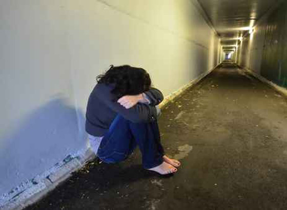 جريمة مقززة.. 12 عاطلا يتناوبون على اغتصاب عشرينية!! صورة رقم 1