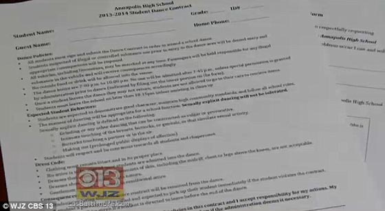 ثانوية في كاليفورنيا تحظر الرقص على طريق مايلي سايروس صورة رقم 11