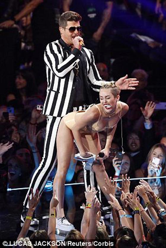 ثانوية في كاليفورنيا تحظر الرقص على طريق مايلي سايروس صورة رقم 2