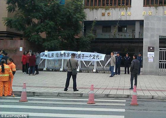 مقتل طفل صيني بعد قفزه من الطابق الثلاثين تنفيذاً لأمر معلمته صورة رقم 4 مقتل طفل صيني بعد قفزه من الطابق الثلاثين تنفيذاً لأمر معلمته صورة رقم 4