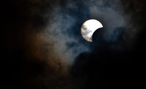 بالصور.. العالم يشهد كسوفا هجينا نادرا للشمس صورة رقم 19