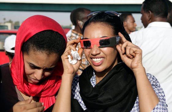 بالصور.. العالم يشهد كسوفا هجينا نادرا للشمس صورة رقم 12