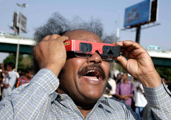 بالصور.. العالم يشهد كسوفا هجينا نادرا للشمس صورة رقم 11