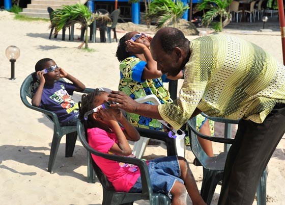 بالصور.. العالم يشهد كسوفا هجينا نادرا للشمس صورة رقم 9