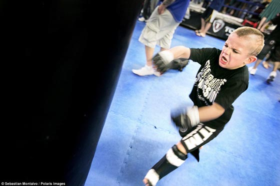 صور صادمة:مصارعة الأطفال رياضة وحشية يكثر مشجعوها ومعارضوها  صورة رقم 6