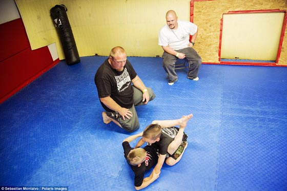 صور صادمة:مصارعة الأطفال رياضة وحشية يكثر مشجعوها ومعارضوها  صورة رقم 8