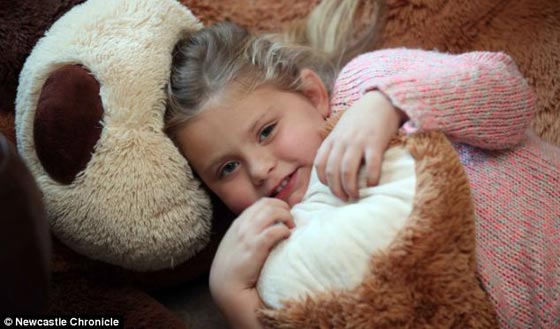 طفلة تعاني من مرض نادر وتتحطم عظامها الصغيرة من اقل ضربة صورة رقم 2