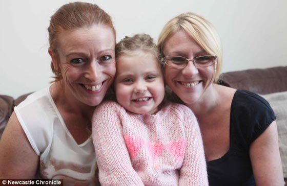 طفلة تعاني من مرض نادر وتتحطم عظامها الصغيرة من اقل ضربة صورة رقم 3