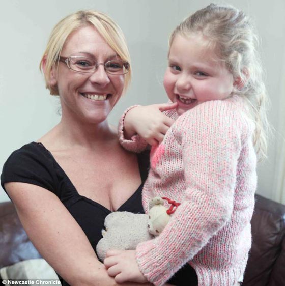 طفلة تعاني من مرض نادر وتتحطم عظامها الصغيرة من اقل ضربة صورة رقم 4