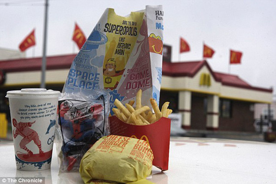 رفض أخذ ابنه  لماكدونالدز ليطعمه اكل صحي فحرموه  من الطفل صورة رقم 3