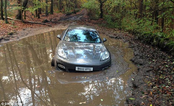 سيارة بورش ب 160 الف دولار لنجم كرة القدم ويسدوم علقت في الوحل صورة رقم 2