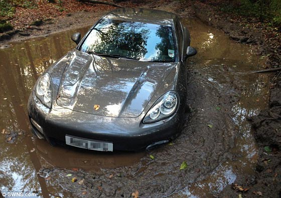 سيارة بورش ب 160 الف دولار لنجم كرة القدم ويسدوم علقت في الوحل صورة رقم 1