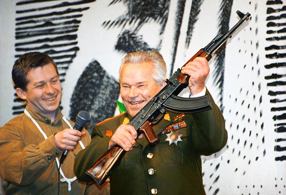 ميخائيل كلاشنيكوف صانع اشهر بندقية رشاشة يحتفل بعيده الـ 94 صورة رقم 3