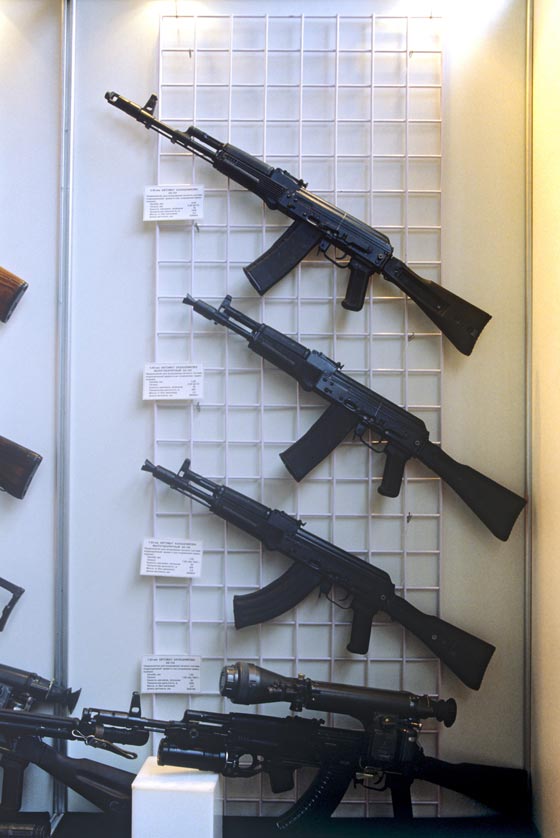 ميخائيل كلاشنيكوف صانع اشهر بندقية رشاشة يحتفل بعيده الـ 94 صورة رقم 6