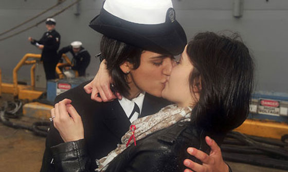 تعليق عمل شرطية كويتية بسبب قبلة حميمة وشاذة لصديقتها صورة رقم 1