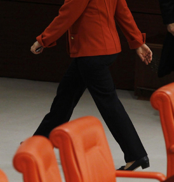  نائبة تركية تتحدى البرلمان.. بالسروال صورة رقم 1