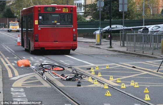 راكبة دراجة تنجو من الموت بعد ان ازاح المارّة سيارة سقطت عليها صورة رقم 4