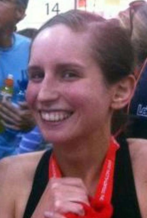 راكبة دراجة تنجو من الموت بعد ان ازاح المارّة سيارة سقطت عليها صورة رقم 2