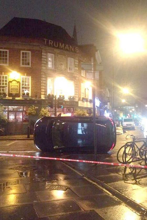 راكبة دراجة تنجو من الموت بعد ان ازاح المارّة سيارة سقطت عليها صورة رقم 3