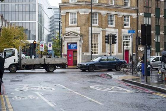 راكبة دراجة تنجو من الموت بعد ان ازاح المارّة سيارة سقطت عليها صورة رقم 5