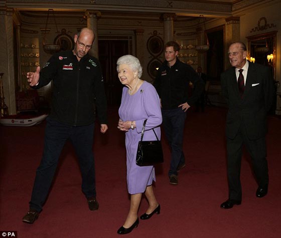 سفير منغوليا يقابل الملكة اليزابيث بالزي التقليدي مرتديا فستانا مبهرا صورة رقم 2