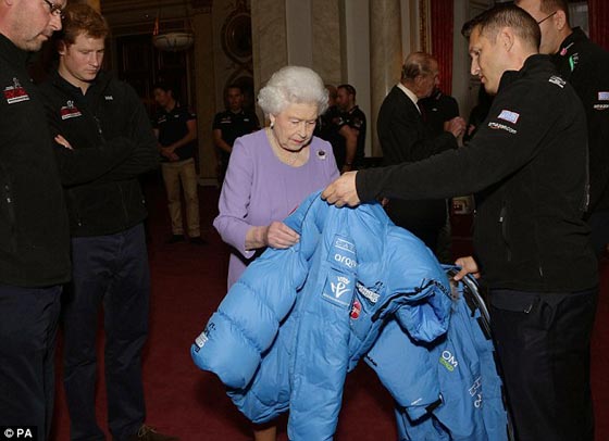 سفير منغوليا يقابل الملكة اليزابيث بالزي التقليدي مرتديا فستانا مبهرا صورة رقم 1