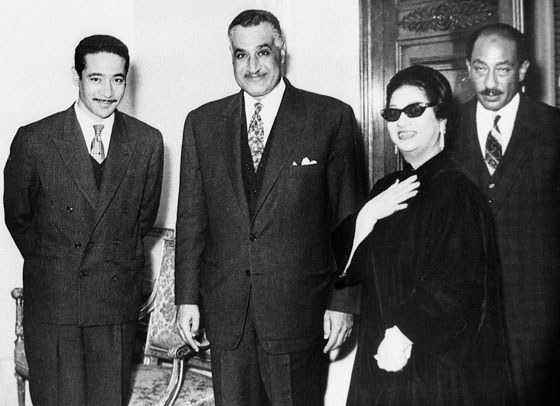 تحية عبد الناصر تروي قصصا عن زوجها الانسان والمقاتل الثوري صورة رقم 9