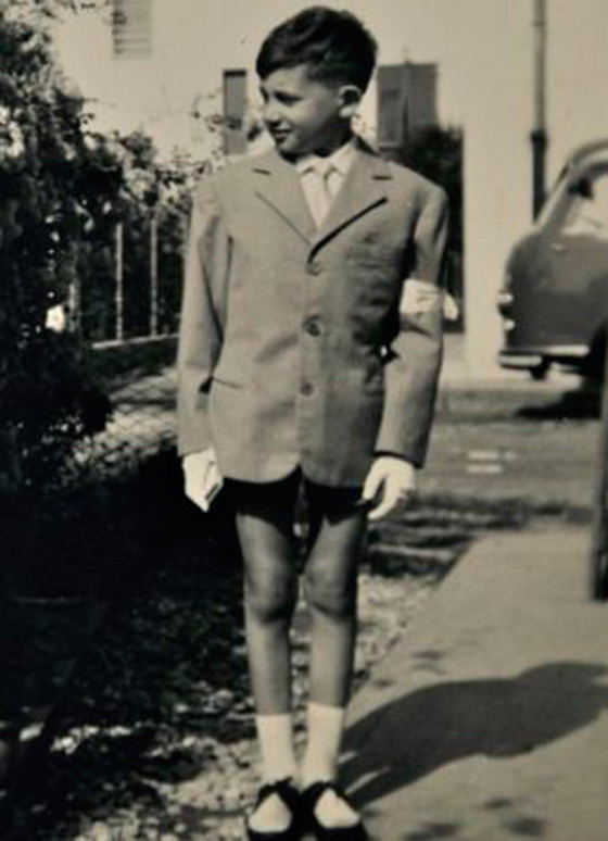 صور الرجل المشوه بالدمامل الذي قبله البابا فرنسيس وباركه صورة رقم 2