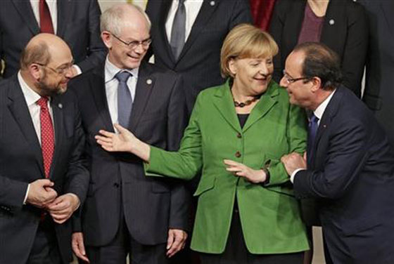 صور حميمية لهولاند وميركل تثير ضجة كبيرة.. شاهد الصور  صورة رقم 5