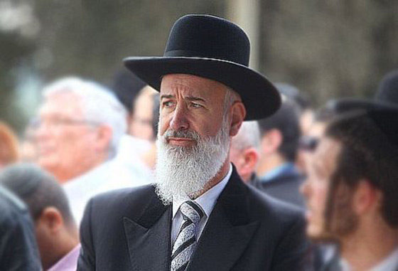 حاخام اسرائيلي كبير متورط بسرقة اموال التبرعات للايتام صورة رقم 1