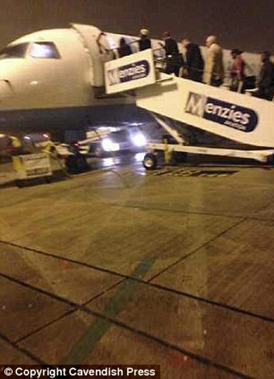 مراهق يسهر ويسكر في حانة في بريطانيا ويستيقظ في مطار باريس صورة رقم 1