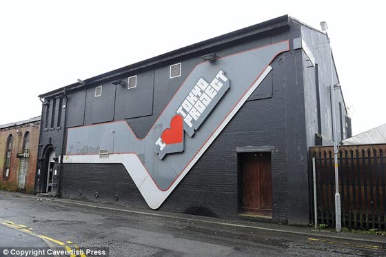 مراهق يسهر ويسكر في حانة في بريطانيا ويستيقظ في مطار باريس صورة رقم 9