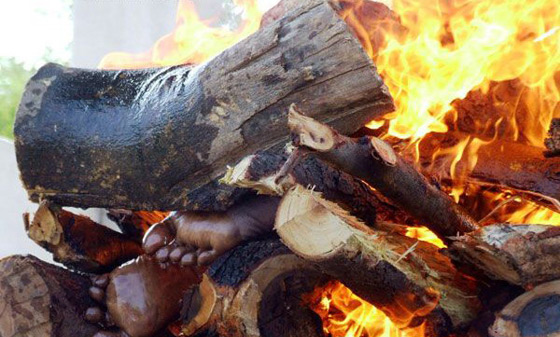 قبل احراق جثته بقليل.. طفل صيني ميت يجهش بالبكاء!! صورة رقم 1