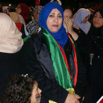 برلمانية ليبية تحمل قنبلة يدوية خلال تنقلها في طرابلس صورة رقم 2