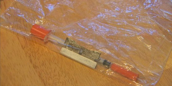 ام تشكو تجاهل الشرطة كون ابنها (11 عاما) يتعاطى مخدرات ال